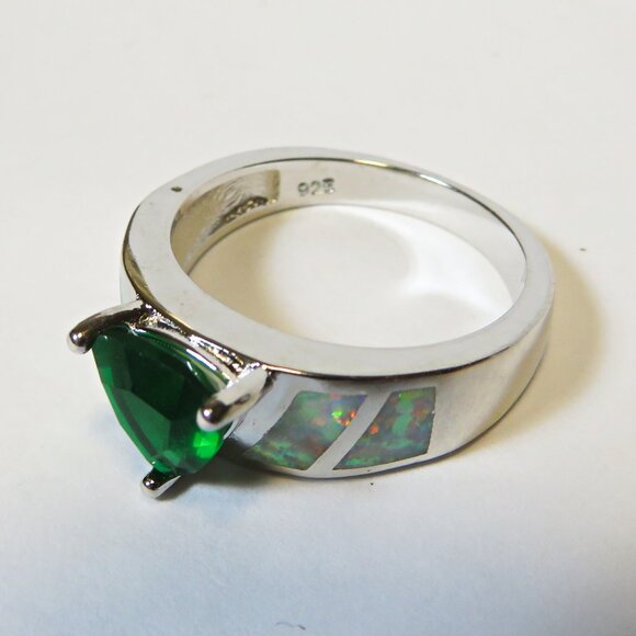Size 6 Ring White Lab Created Fire Opal Inlay 6mm*6mm Emerald Green Stone NOS - Picture 5 of 7